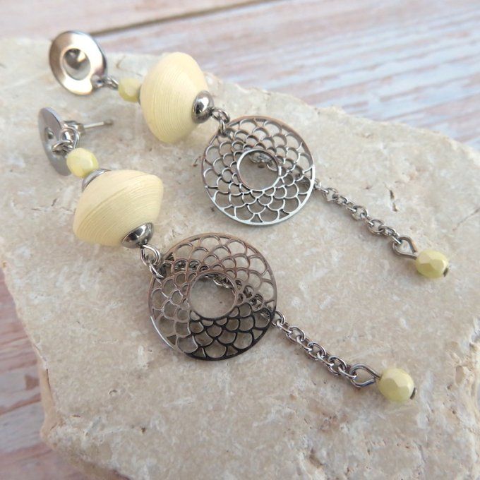 Boucles d'oreilles longues, breloque acier, modèle "Etincelle" - Ivoire / rosace écailles