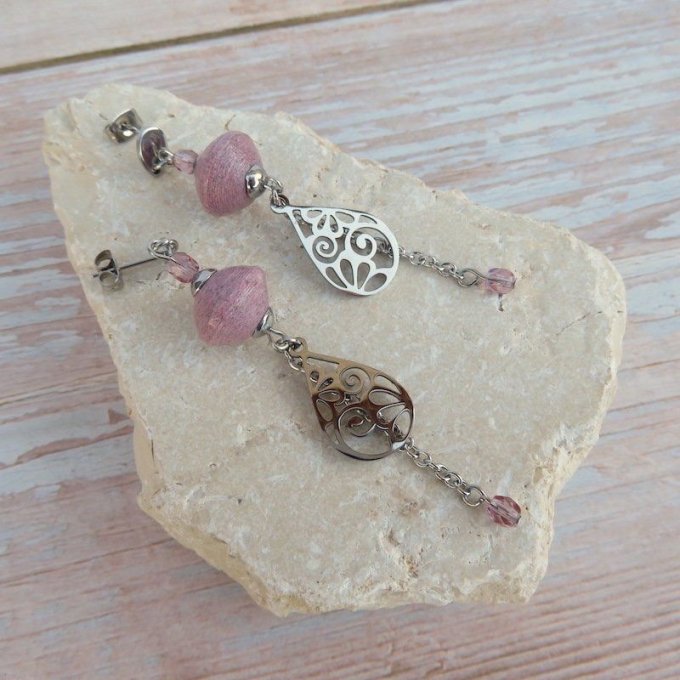 Boucles d'oreilles longues, breloque acier, modèle "Etincelle" - Rose chiné / goutte volutes