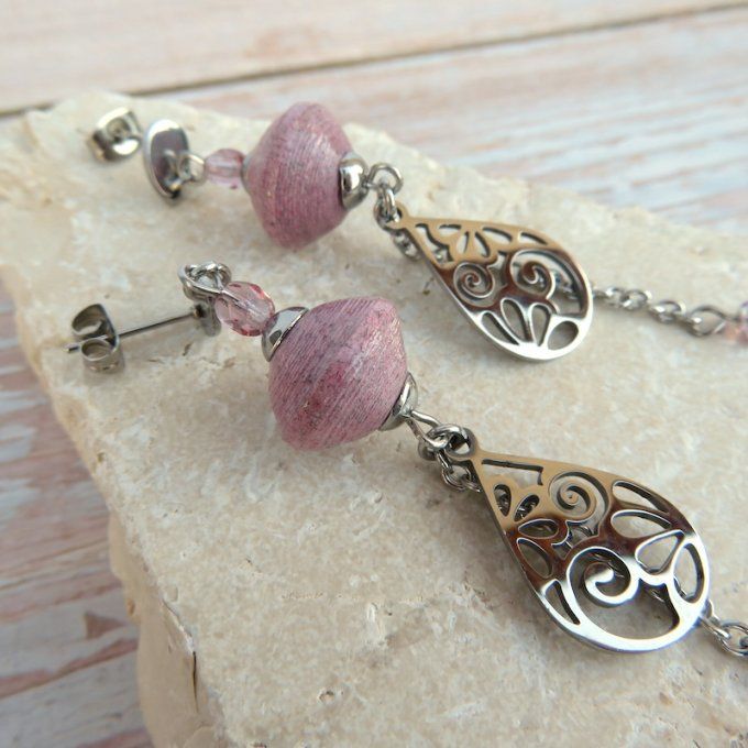 Boucles d'oreilles pendantes artisanales « Étincelle » – Vieux Rose & Volutes | perles de papier