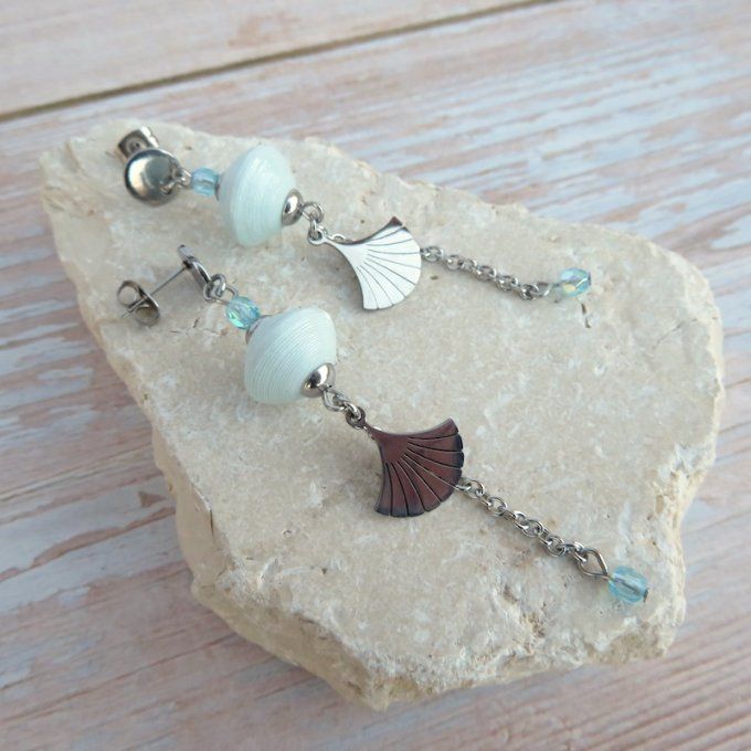 Boucles d'oreilles longues, breloque acier, modèle "Etincelle" - Bleu glacier / coquille