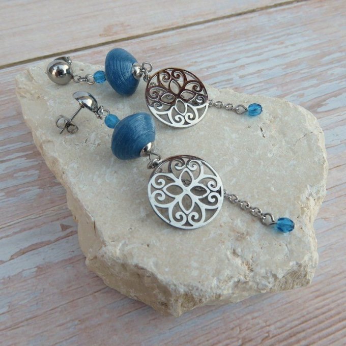 Boucles d'oreilles longues, breloque acier, modèle "Etincelle" - Bleu Jean / cercle volutes
