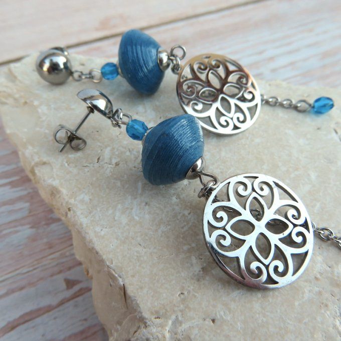 Boucles d'oreilles longues, breloque acier, modèle "Etincelle" - Bleu Jean / rosace coeurs