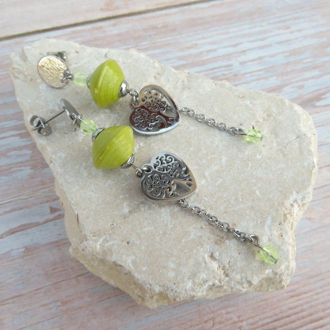 Boucles d'oreilles longues, breloque acier, modèle "Etincelle" - Vert jaune / arbre de vie coeur