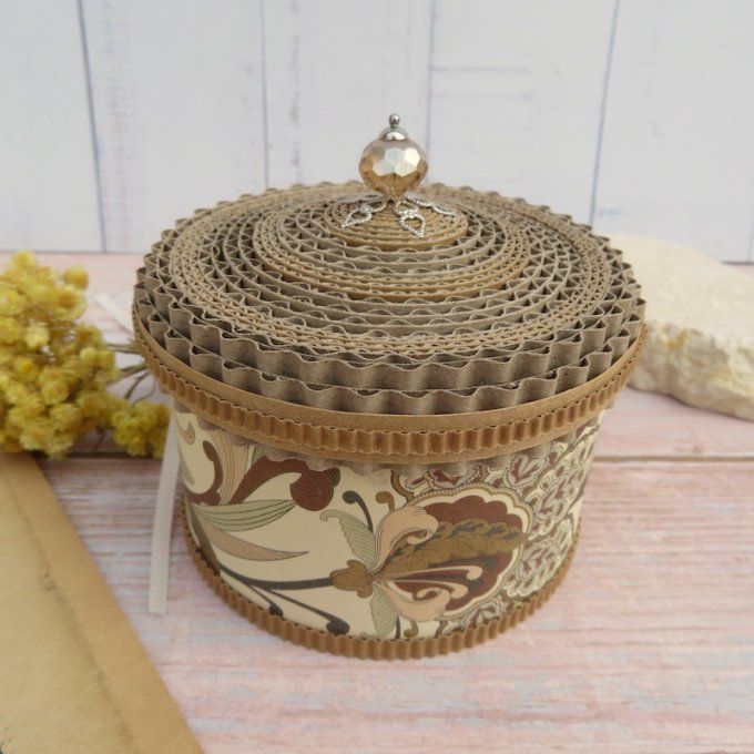 Boîte à bijoux ronde, papier décoratif et couvercle en dentelle de carton - ivoire / fleur stylisée