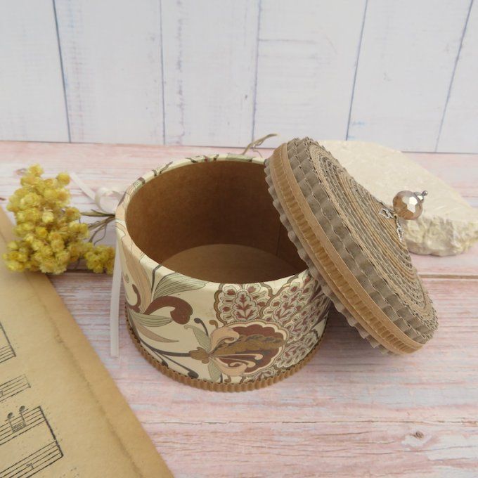 Boîte à bijoux ronde, papier décoratif et couvercle en dentelle de carton - ivoire / fleur stylisée