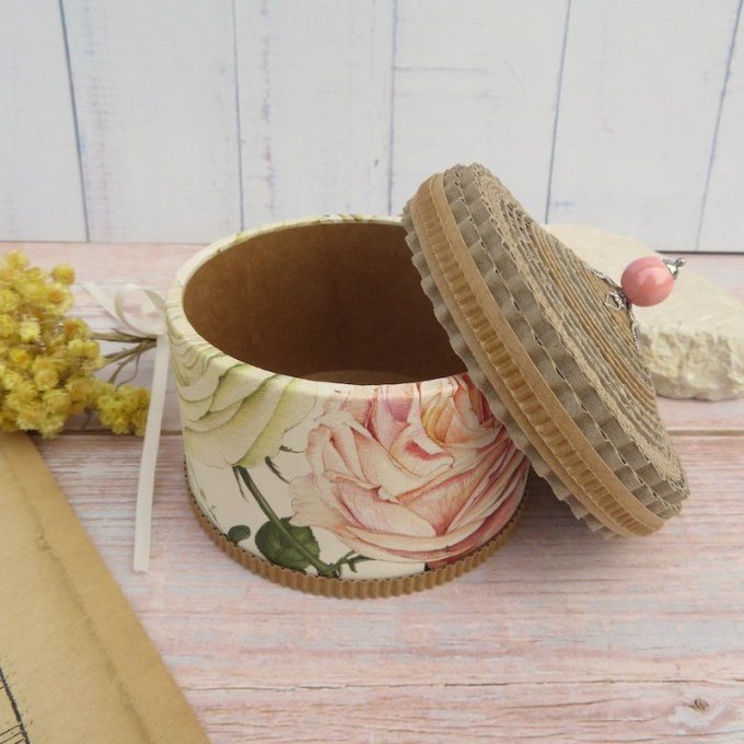 Boîte à bijoux ronde, papier décoratif et couvercle en dentelle de carton - ivoire / dessin roses