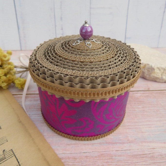 Boîte à bijoux ronde, papier décoratif et couvercle en dentelle de carton - violet / feuillage
